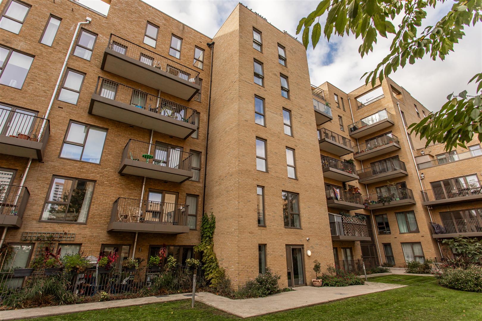 St. Clements Avenue, Mile End